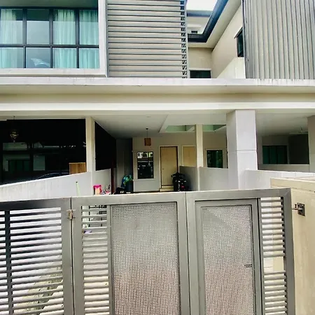 Faizal Madhi Homestay Kuching Luaran gambar